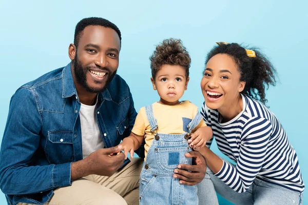アフリカ系アメリカ人のカップルと幼い息子が青いカメラで笑っています — ストック写真