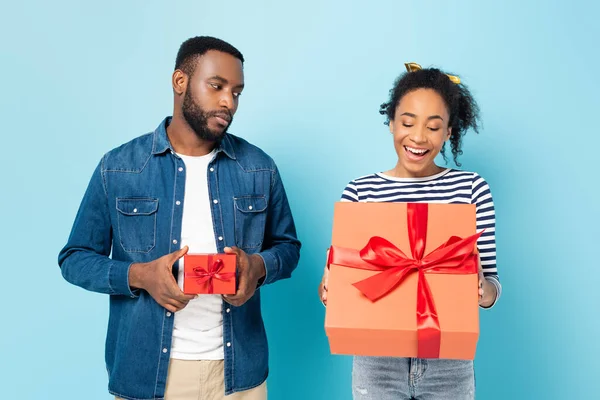 Offended African American Man Small Gift Box Looking Amazed Wife — Stock Photo, Image