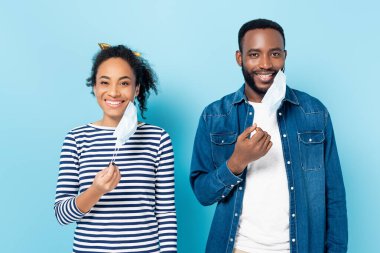 Mutlu Afro-Amerikan çifti mavi maske takıyor.