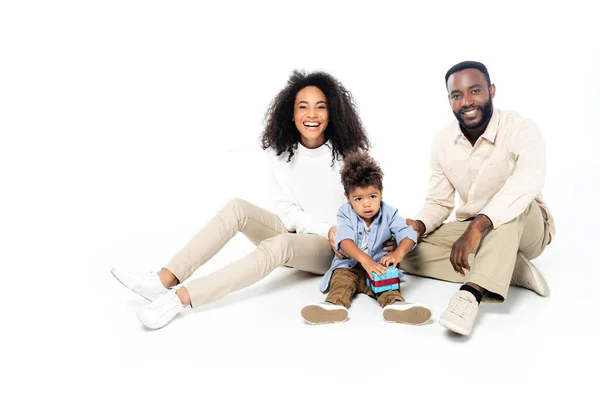 Afrikanisch Amerikanischer Junge Hält Geschenkbox Der Nähe Fröhlicher Eltern Auf — Stockfoto