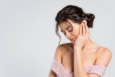 Şehvetli nişanlın yüzüne dokunurken gri gözlerle poz veriyor.