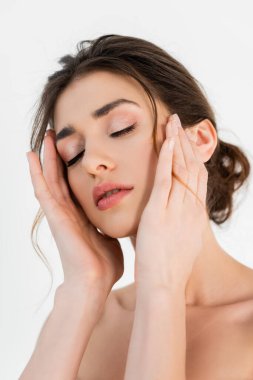 Kapalı gözlü genç bir kadın beyaz tenli bir yüze dokunuyor.