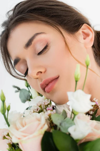Zbliżenie Widok Młodej Kobiety Naturalnym Makijażem Pobliżu Ślubny Bukiet Izolowany — Zdjęcie stockowe