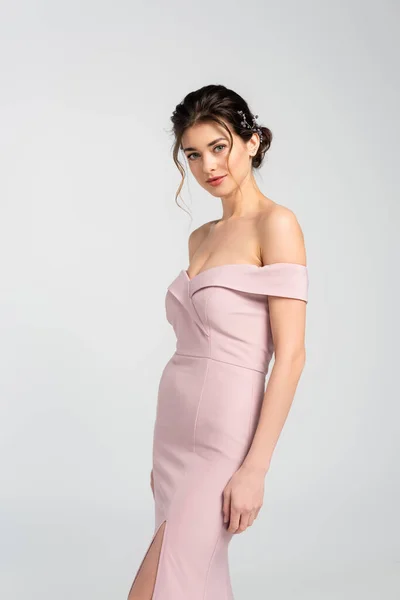 Encantadora Novia Rosa Elegante Vestido Mirando Cámara Aislada Gris — Foto de Stock