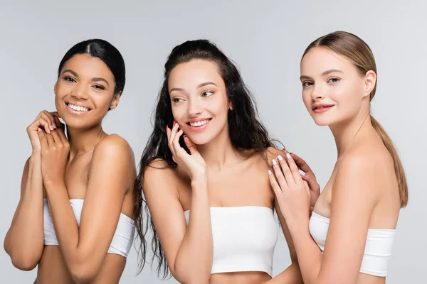 Mujeres Diferentes Multiétnicas Sonriendo Aisladas Gris — Foto de Stock