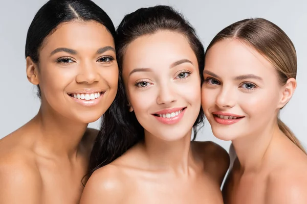 Vrolijke Multi Etnische Vrouwen Met Blote Schouders Geïsoleerd Grijs — Stockfoto