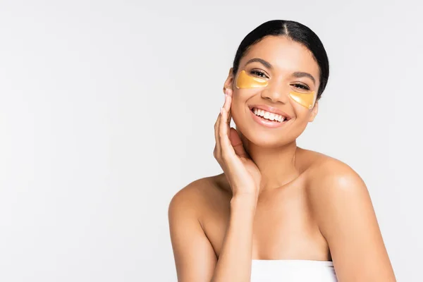 Pozytywna Afroamerykanka Złotych Przepaskach Oczy Uśmiechnięta Biało — Zdjęcie stockowe