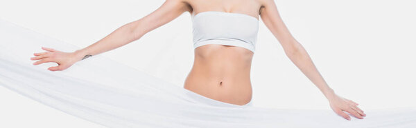 Обрезанный вид стройная женщина в белом лифчике трогательная ткань изолированы на белом, баннер 