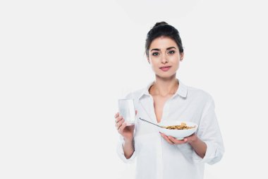 Elinde mısır gevreği ve su olan beyaz tenli bir kadın. 