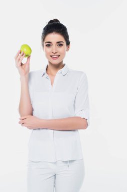 Gülümseyen kadın organik elmayı beyaz üzerinde soyutlamış. 