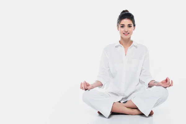 Donna Sorridente Seduta Posa Yoga Sfondo Bianco — Foto Stock