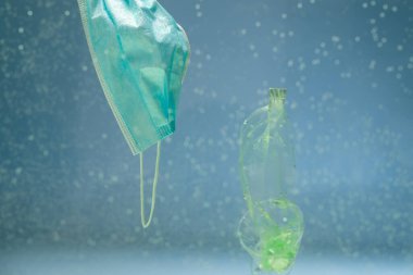 Plastik çöp, suda koruyucu maske ve ekoloji kavramında neredeyse kullanıldı
