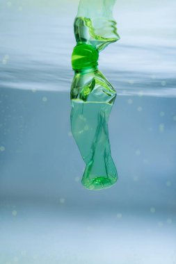 Suda buruşmuş plastik şişe, ekoloji konsepti.