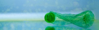 Kullanılmış, buruşmuş plastik şişe suyun altında, ekoloji konsepti, afiş