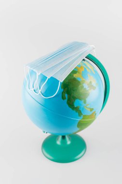 Dünya üzerindeki koruyucu maskeler gri ve ekoloji kavramında izole edilmiştir.