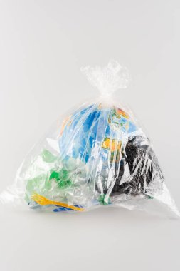 Gri, ekoloji kavramı üzerine plastik çöplerle dolu selofan bir çantaya doldurulmuş dünya.