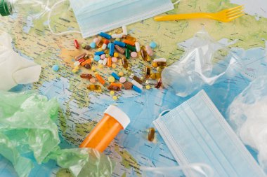 Plastik çöplük, tıbbi maskeler ve haplar haritada ekoloji konsepti