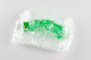 Selofana doldurulmuş plastik şişe, ekoloji konsepti