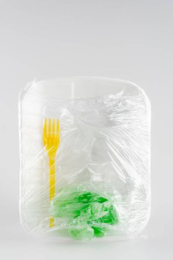 Plastik plaka, çatal ve torba üst görünümü selofan, ekoloji kavramı