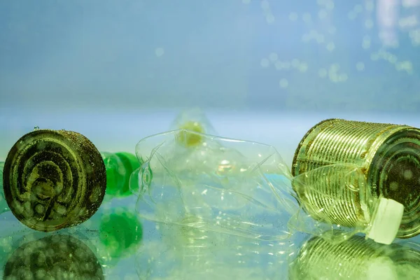 Garrafas Plástico Latas Enferrujadas Água Conceito Ecologia — Fotografia de Stock
