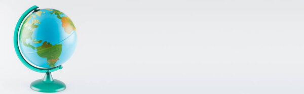 земной шар изолирован на сером с копировальным пространством, экологическая концепция, баннер