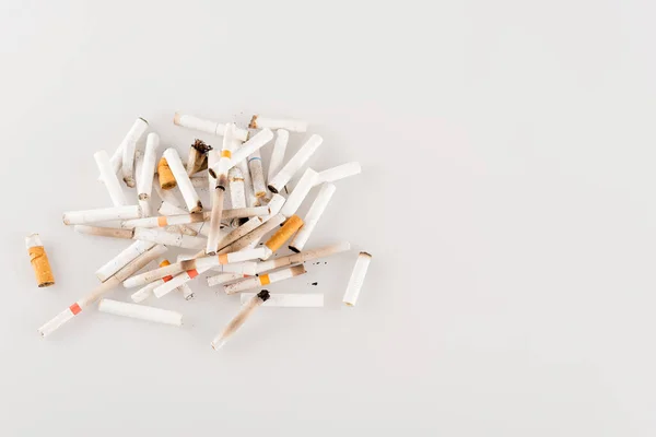大量烟头在白色表面上 生态概念 顶视图 — 图库照片
