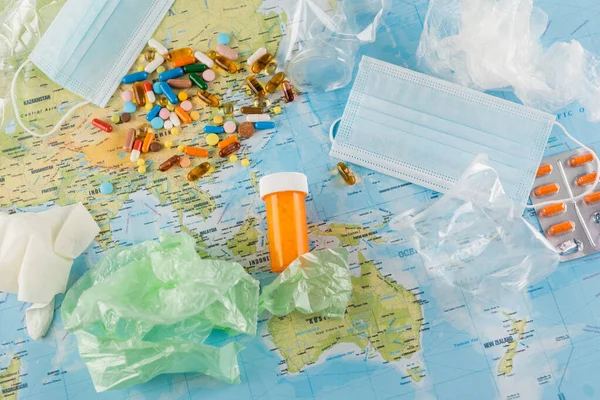 Top View Pastile Măști Medicale Gunoi Plastic Hartă Conceptul Ecologie — Fotografie, imagine de stoc