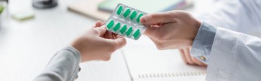 Doktorun klinikteki hastaya ilaç verdiği görüntüler. 