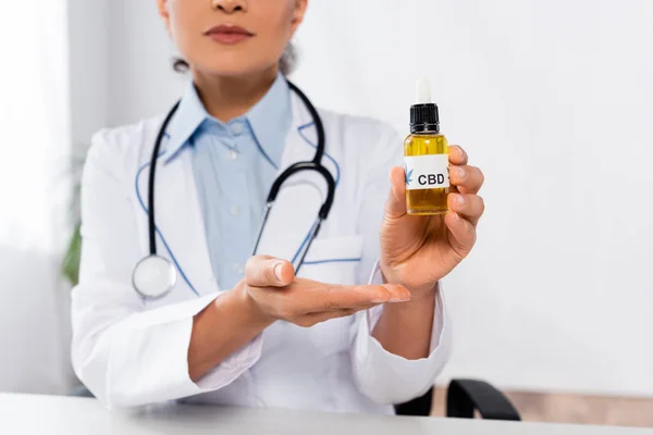 Vista Cortada Médico Afro Americano Apontando Com Mão Garrafa Com — Fotografia de Stock