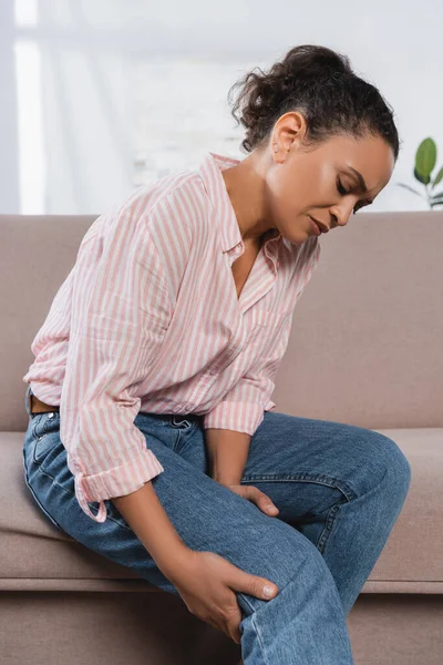 Femme Afro Américaine Souffrant Douleur Genou Alors Elle Était Assise — Photo