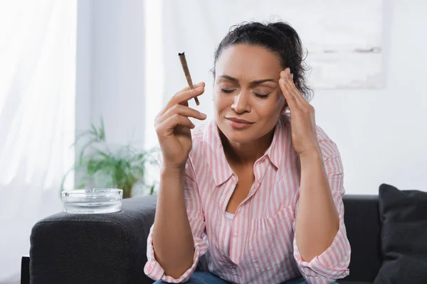 Mulher Afro Americana Sentada Sofá Fumando Rolou Articulação Com Cannabis — Fotografia de Stock