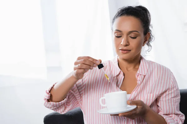 Donna Afro Americana Possesso Pipetta Con Liquido Cbd Vicino Tazza — Foto Stock