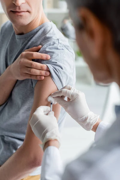 Arzt Hält Spritze Und Baumwolle Während Impfung Des Patienten — Stockfoto