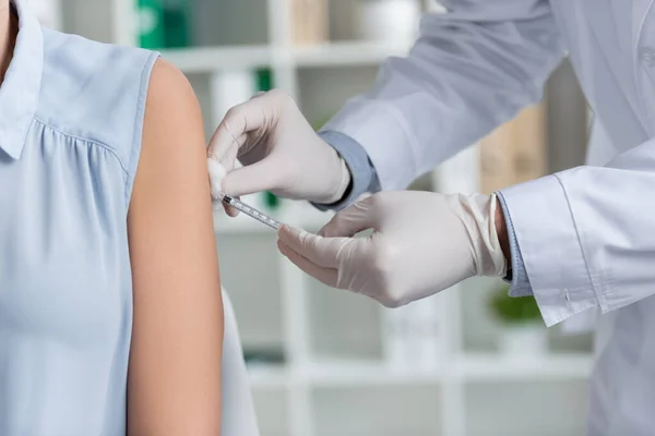 Vista Recortada Médico Luvas Látex Segurando Seringa Fazendo Vacinação Mulher — Fotografia de Stock