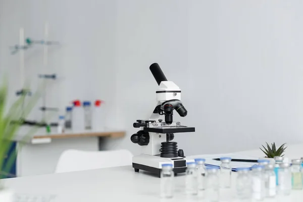 Mikroskop Und Impfstoffe Unscharfen Vordergrund Labor — Stockfoto