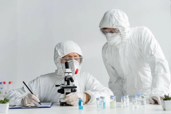 Wissenschaftler Forschen Impfstoff Und Schreiben Labor Auf Klemmbrett — Stockfoto