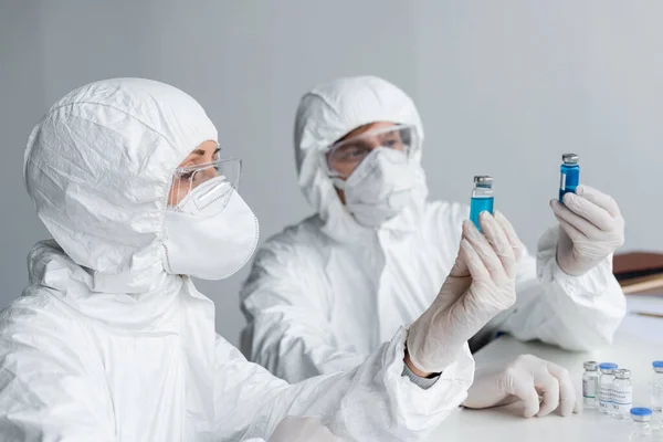 Cientista Segurando Vacina Perto Colega Laboratório — Fotografia de Stock
