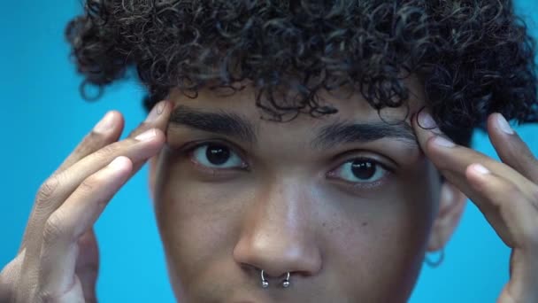 Kesilmiş Mavi Kaşlı Afro Amerikan Adam Bakışları — Stok video