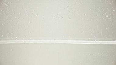 Sarı olgun limon beyaza dökülüyor.