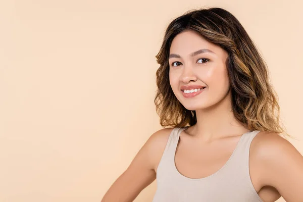 Bej Renkli Kameraya Gülümseyen Mükemmel Ciltli Genç Asyalı Kadın — Stok fotoğraf