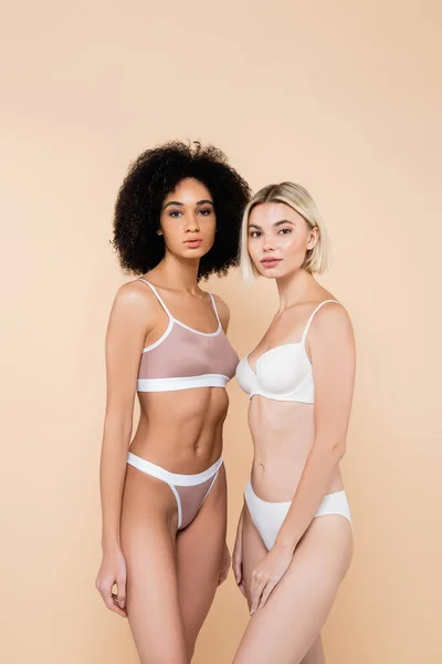 Jóvenes Interracial Las Mujeres Ropa Interior Mirando Cámara Aislada Beige — Foto de Stock