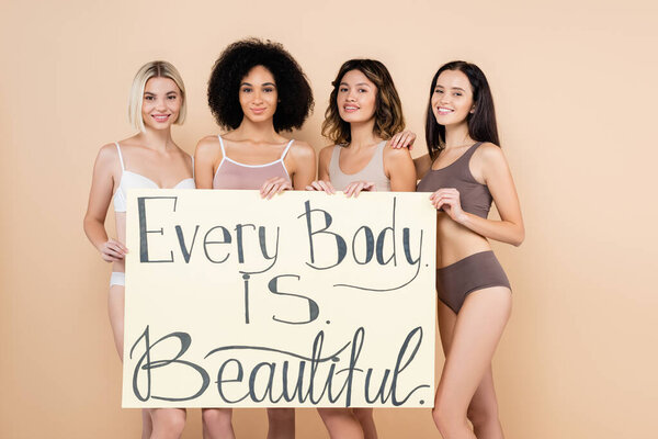 весёлые многоэтнические женщины с плакатами на каждом теле - красивые буквы на бежевом