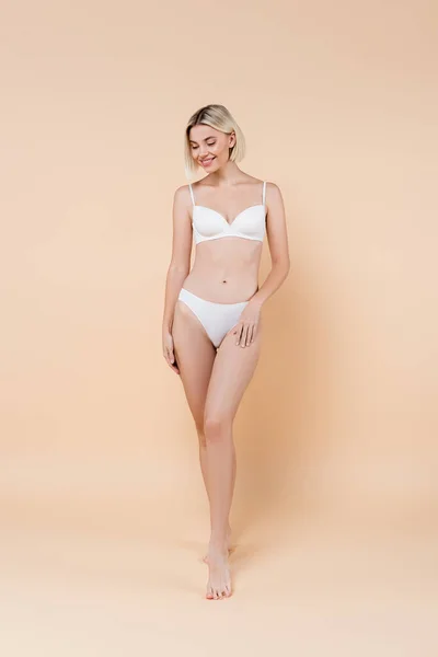 Full Längd Syn Leende Kvinna Vita Underkläder Poserar Beige — Stockfoto