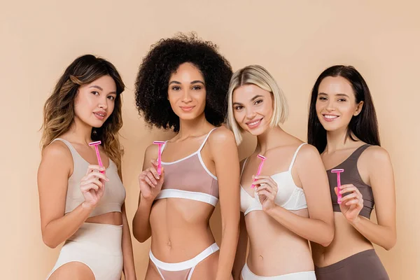 Jonge Multiculturele Vrouwen Ondergoed Met Veiligheidsscheermesjes Beige — Stockfoto