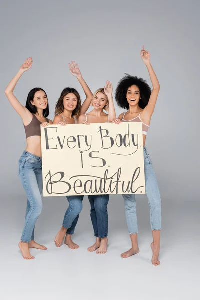 Happy Multiethnic Women Holding Placard Every Body Beautiful Lettering Grey — Stock Photo, Image