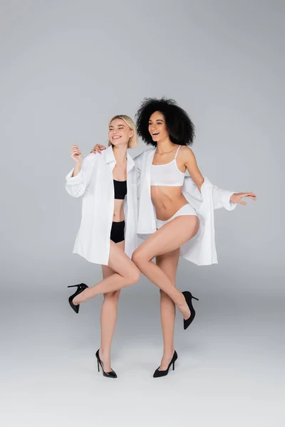 Alegres Mujeres Interracial Ropa Interior Camisas Blancas Posando Sobre Tacones —  Fotos de Stock