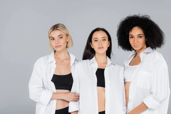 Mujeres Muy Multiétnicas Camisas Blancas Ropa Interior Posando Aisladas Gris — Foto de Stock