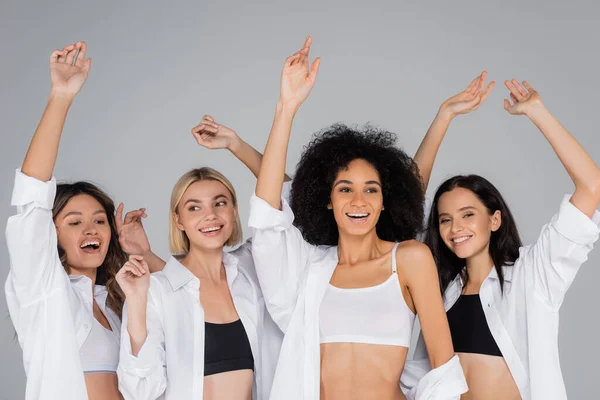 Vrolijke Multi Etnische Vrouwen Ondergoed Shirts Zwaaien Handen Geïsoleerd Grijs — Stockfoto