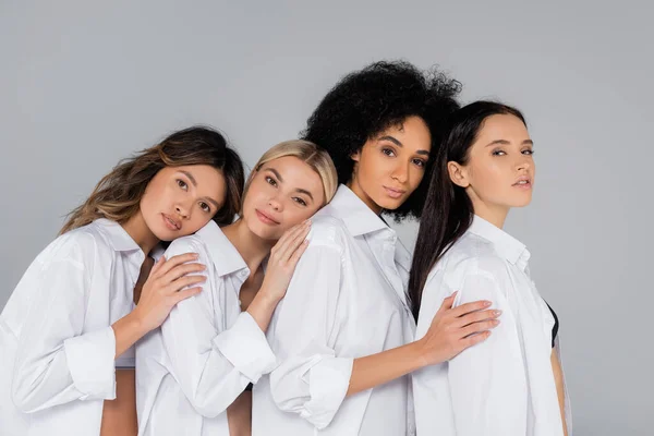 Multiethnic Women White Shirts Leaning Each Other While Looking Camera — Stock Photo, Image