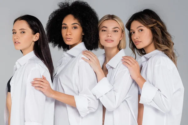 Mujeres Jóvenes Interracial Camisas Blancas Mirando Cámara Gris —  Fotos de Stock